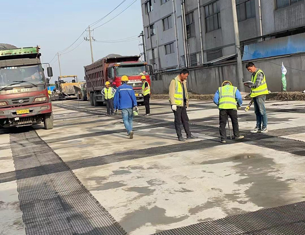 永善老材料的新故事：玻璃纤维土工格栅如何在‘白改黑’浪潮中重获新生？